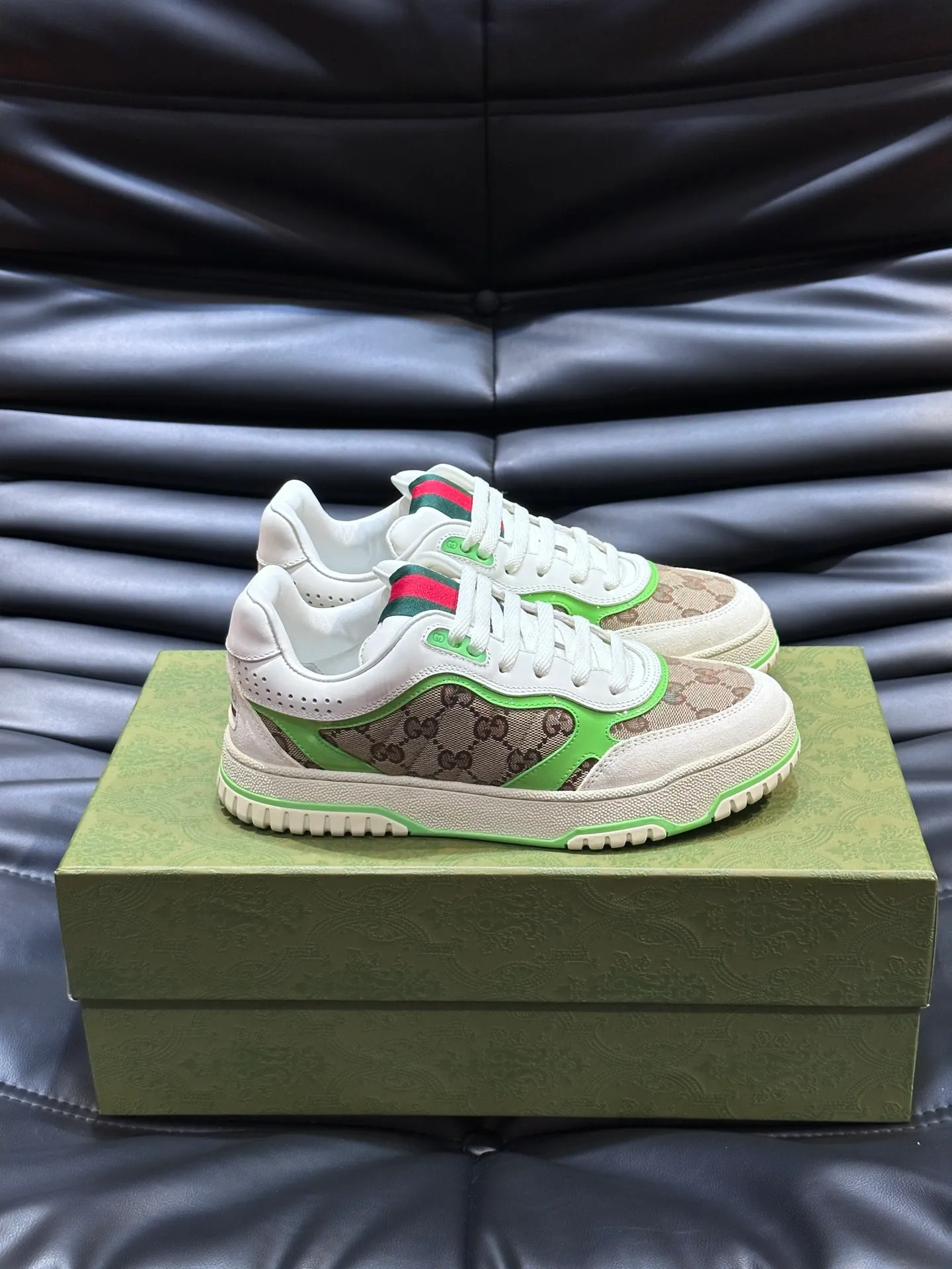 p480 Men's Men's Shoes Gucc*Gucci Re-Web series👫Couple's webbed leather sneakers, as the first sneakers created by Sabato De Sarno for Gucci, the Re-Web series reinterprets the brand's classic stripes, and sets off the modern silhouette design with bold and unique details. This shoe is crafted from iconic classic GG canvas and white leather. This new sneaker is ingeniously decorated with many of the brand's classic details, and is equipped with a bright red and green webbing tongue, which will make people fall in love at first sight. Yuan Size: Female 35-40 Male 39-44 (can be customized to 45, 46